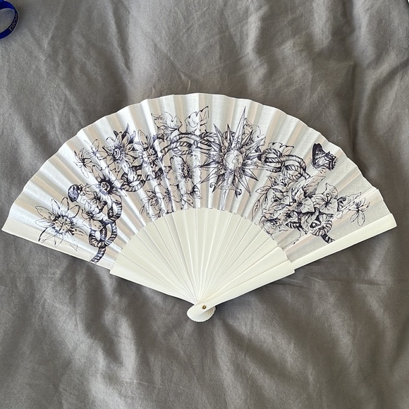 CHRISTIAN DIOR Cruise 2023 Tote Bag & Folding Fan - Picture 4 of 5